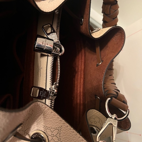 Louis Vuitton Muria Cream Mahina Leather with Brown braided strap and scarf - Picture 6 of 10
